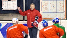 NOVÝ KOU�. Mojmír Trli�ík poprvé vede trénink hokejist� Pardubic.