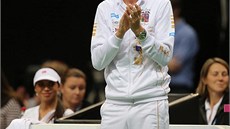 DVATA, TLESKÁM. Kapitán eského týmu Petr Pála  v prbhu fedcupového finále