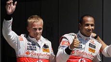 SPOLU V MCLARENU. Heikki Kovalainen (vlevo) a Lewis Hamilton v roce 2008, kdy