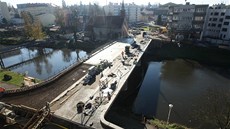 Stav oprav mostu v posledním íjnovém dnu roku 2012. e tudy po msíci a pl...
