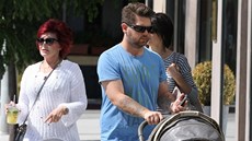 Sharon Osbourne na procházce se synem a vnukou Pearl