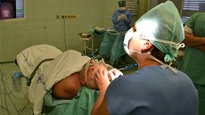 Neurochirurgové z Fakultní nemocnice Olomouc provádjí unikátní operaní postup