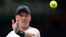 Tomá Berdych v duelu s francouzským tenistou Gillesem Simonem.