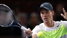 Tomá Berdych v duelu s francouzským tenistou Gillesem Simonem.