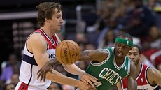 �eský basketbalista Jan Veselý (vlevo) z Washingtonu v souboji s Jasonem Terry