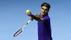 Roger Federer v duelu Turnaje mistr s Jankem Tipsareviem.