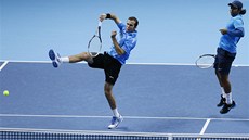 Radek tpánek (vlevo) a Leander Paes v zápase Turnaje mistr  proti