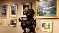 Na zdech nov� otev�ené galerie visí asi sto um�leckých pláten, nechybí ani pár