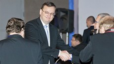 Premiér Petr Ne�as p�ijímá gratulace po zvolení staronovým p�edsedou ODS.
