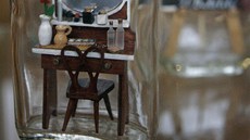 V Písku probíhá výstava miniaturní svět - objekty v lahvích od Emanuela Hody.