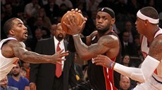 LeBron James (uprosted) z Miami proniká kolem newyorské pesily. Vlevo J. R.