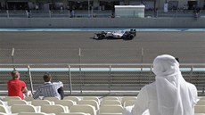 Lewis Hamilton na okruhu v Abú Zabí