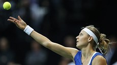 eská tenistka Lucie afáová na podání proti Jelen Jankoviové ze Srbska.
