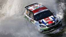 Norský závodník Andreas Mikkelsen se kodovkou na trati Kyperské rallye.