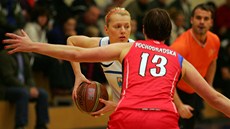 Karlovarská basketbalistka Karla Gergelová (vlevo) hledá prostor kolem Kláry