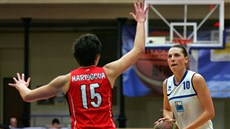 Karlovarská basketbalistka Dana Kulitová (vpravo) stojí proti Michale