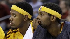 Daniel Gibson (vlevo) a C. J. Miles na lavice Clevelandu Cavaliers.