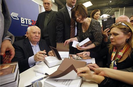 Bývalý ruský prezident Michail Gorbaov podepisuje výtisky svých pamtí Hovory