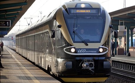 Osobní elezniní dopravu mezi Prahou a Ostravou poskytují ti spolenosti. Vypravují linky Pendolino (D), Regiojet (Student Agency) a Leo Express.