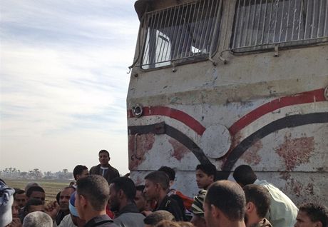 Tragické sráky vlaku s automobily i autobusy se v Egypt objevují asto. Snímek je z listopadu 2012 (ilustraní foto).