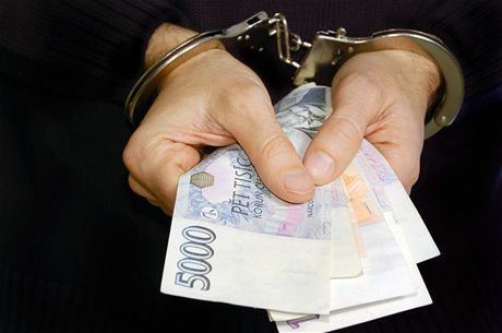 Policie obvinila enu, která podle nich tém tyi roky vybírala kradla peníze z pokladny obchodu prostednictvím vratek. (ilustraní snímek)