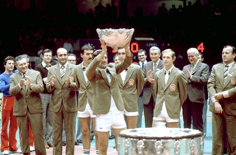 Jan Kode drí nad hlavou slavný Davisv pohár, za ním stojí (zleva) masér