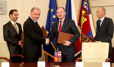 Po msíci vyjednávání ve tvrtek lídi Stanislav Juránek (KDU-SL) a Michal