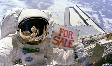 Pojiovny si v roce 1984 zaplatily i tuto fotografii. Astronaut Dale Gardner...