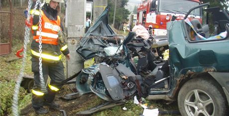 Toyota Rav4 pi nehod v Hemanovicích na Bruntálsku perazila betonový sloup