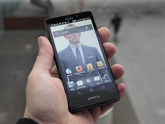 Sony Xperia T: Funkní klávesy nové Xperie jsou souástí displeje.