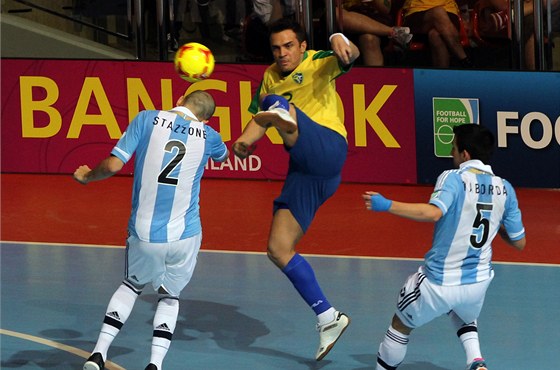Brazilská futsalová hvzda Falcao (uprosted) výrazn pomohl otoit duel svého