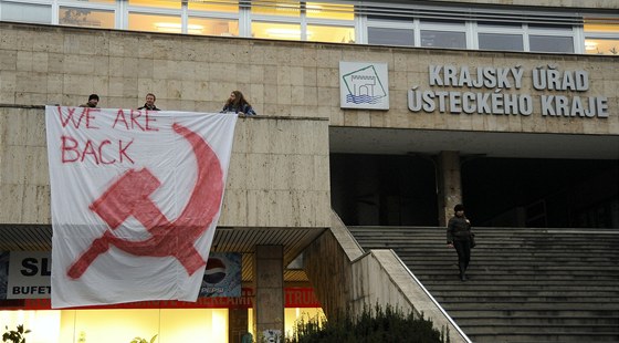 První demonstrace proti návratu KSČM k moci se v Ústí nad Labem konala 16. listopadu.