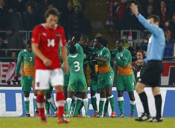 GÓL PLATÍ. Fotbalisté Pobeí slonoviny slaví gól v rakouské síti, z gesta