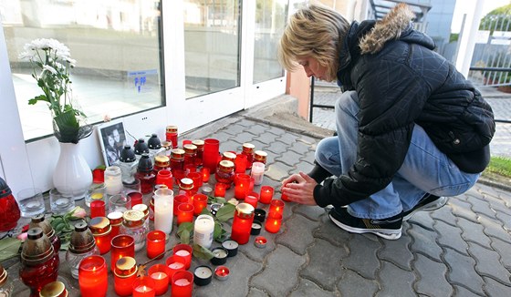 Spoluáci a kamarádi zapalují svíky u obchodní akademie v Uherském Brod.