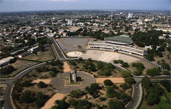 Letecký pohled na pomník nezávislosti Lomé, hlavním městě Toga. Ilustrační