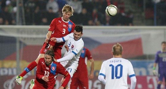 VYSOKO NAD ZEMÍ. Reprezentaní nováek Tomá Kalas pehlavikoval v souboji