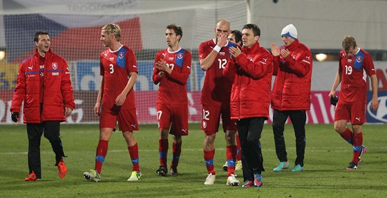 DÍKY ZA PODPORU. etí reprezentanti potili výhrou 3:0 nad Slovenskem