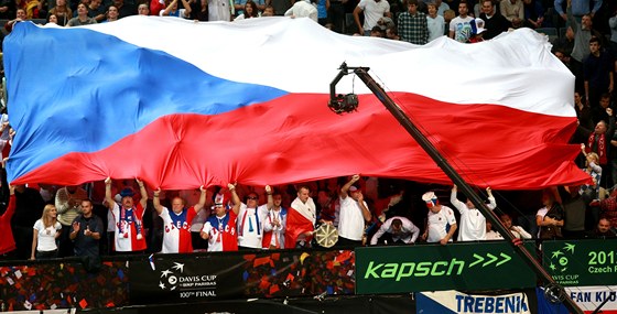 Obí eskou vlajku roztáhli na tribun fanouci pi finálovém zápasu Davis Cupu. Z nj si etí tenisté Radek tpánek a Tomá Berdych odnesli legendární "salátovou mísu".