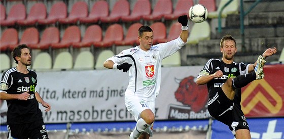 Hradec Králové (v bílém) a Píbram (v erném) patí mezi kluby, kterých se boj o záchranu týká nejvíce.