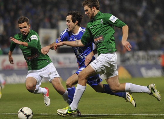 PROTI JABLONCI. Díve hrál Martin Pospíil (v modrém) proti Jablonci, od stedy je to jeho domovský klub.