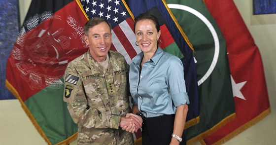 David Petraeus s Paulou Broadwellovou na snímku z ervence 2011