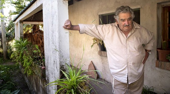 "Nazývají mě nejchudším prezidentem světa, ale necítím se být chudým. Chudí lidé jsou ti, kteří pracují jen pro to, aby si udrželi svůj nákladný životní styl a stále chtějí víc a víc," tvrdí José Mujica.
