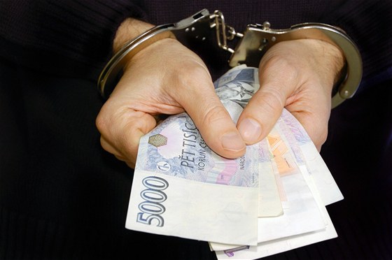 Policie obvinila ženu, která podle nich téměř čtyři roky vybírala kradla peníze z pokladny obchodu prostřednictvím vratek. (ilustrační snímek)