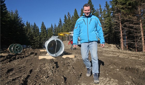 Spolumajitel lyaského areálu Kopivná Karel Leatka na snímku z listopadu 2012 ped výstavbou nové lanovky.
