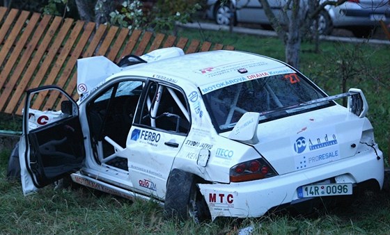 Závodní vůz vyletěl při rallye u Lopeníku z trati a zabil čtyři diváky. (10....