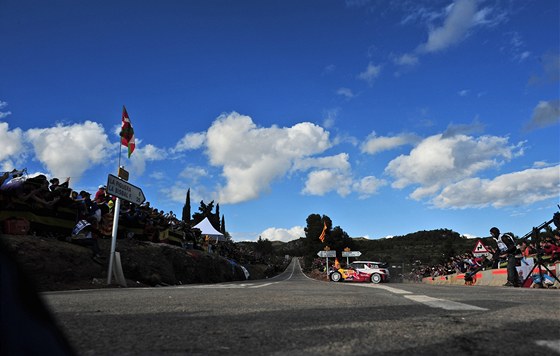 PODZIMNÍ PANLSKO. Sebastien Loeb si jede pro triumf ve panlské rallye.