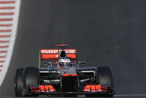 JEDEME Z KOPCE. Jenson Button s vozem McLaren v kvalifikaci Velké ceny USA.