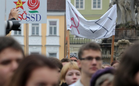 Studentská demonstrace proti koalici SSD s KSM