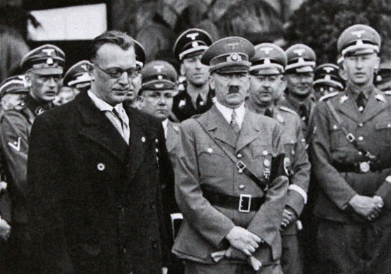 Fotka z obsazení Rakouska, na níž jsou nacistické špičky. Arthur Seyss-Inquart...