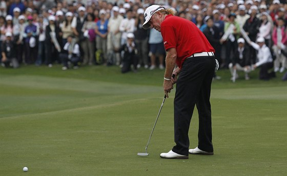 SOUSTEDNÍ. panlský golfista Miguel Ángel Jiménez na turnaji v Hongkongu. 